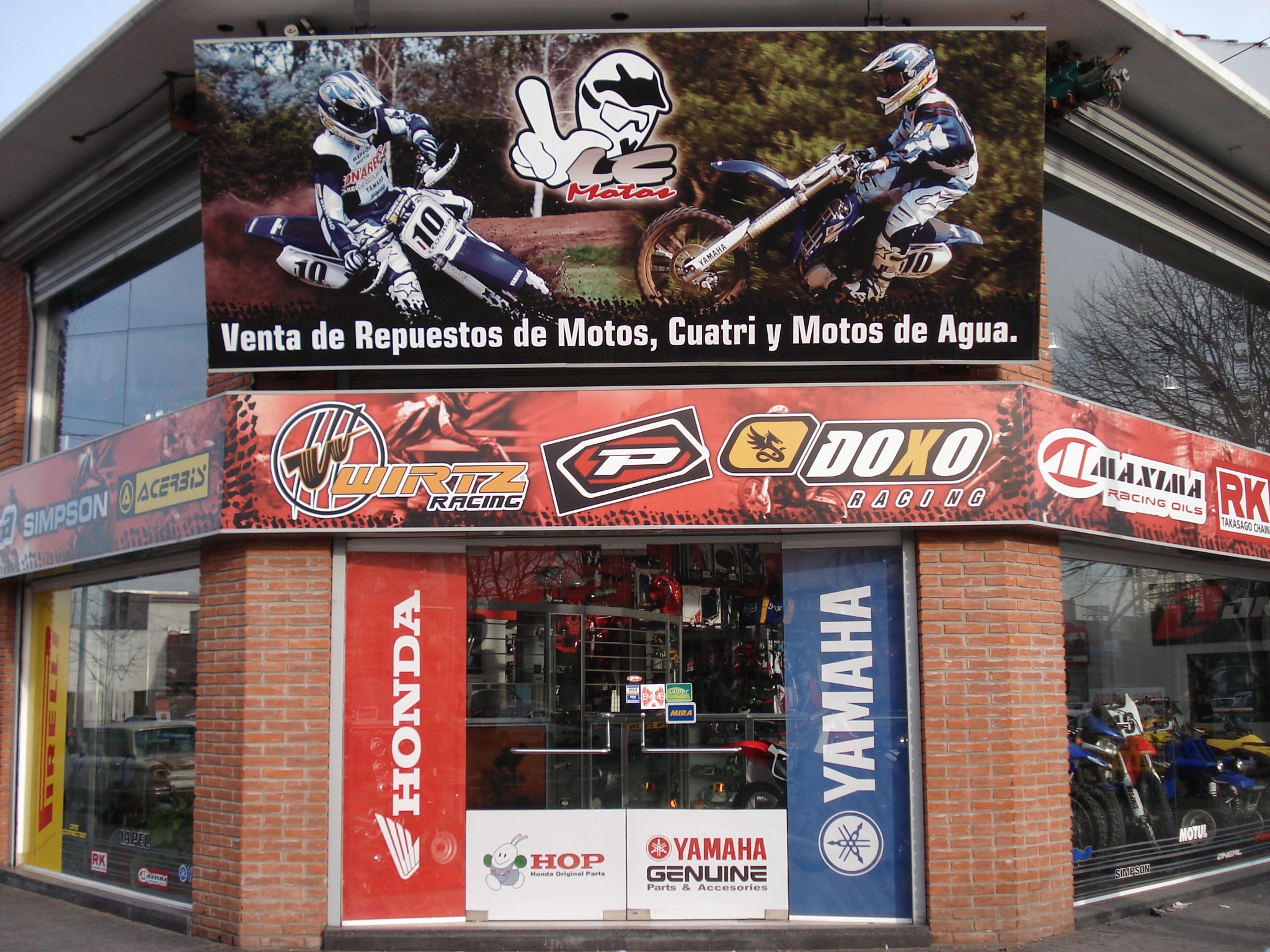 Fachada de LC Motoparts con cartelería roja y blanca