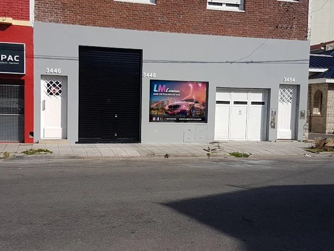 Fachada de LM Estética con cartel instalado en el frente